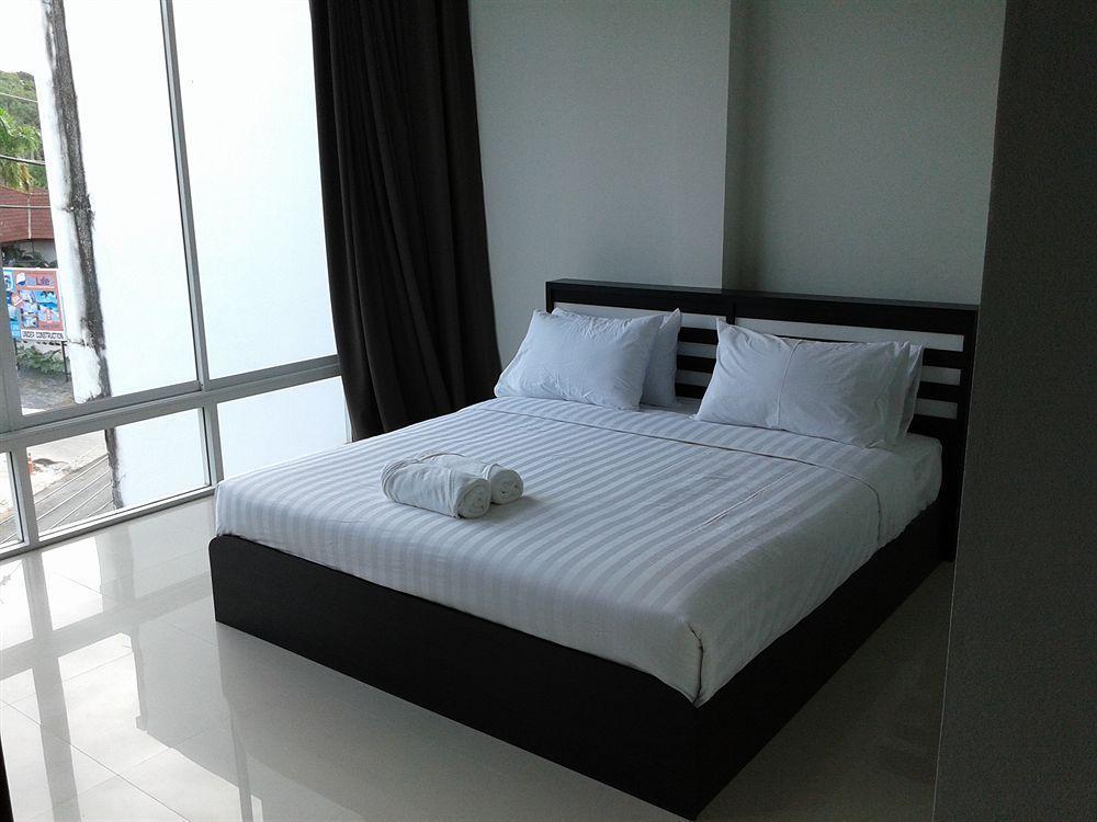 But Different Phuket Boutique Hotel Nai Harn Εξωτερικό φωτογραφία